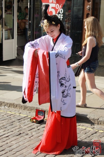 惊艳！在英国街头的中国古装女艺人，实在太美了！